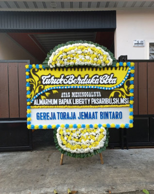 Papan Bunga Duka di Leato Selatan